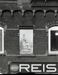 815469 Afbeelding van een tegeltableau op de voorgevel van het pand Jutfaseweg 178 te Utrecht voorstellende een vrouw ...